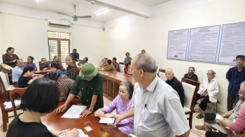 Các hộ dân nhận tiền BTHT GPMB Dự án phát triển nhà ở thương mại khu dân cư Đông Hợp
