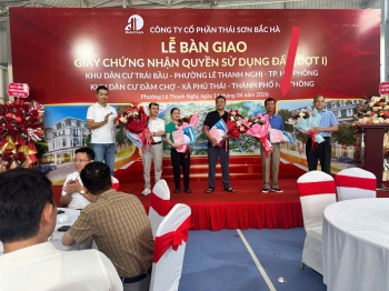 Bàn giao Giấy chứng nhận quyền sử dụng đất cho khách hàng tại Khu dân cư Trái Bầu và Khu Đầm Chợ